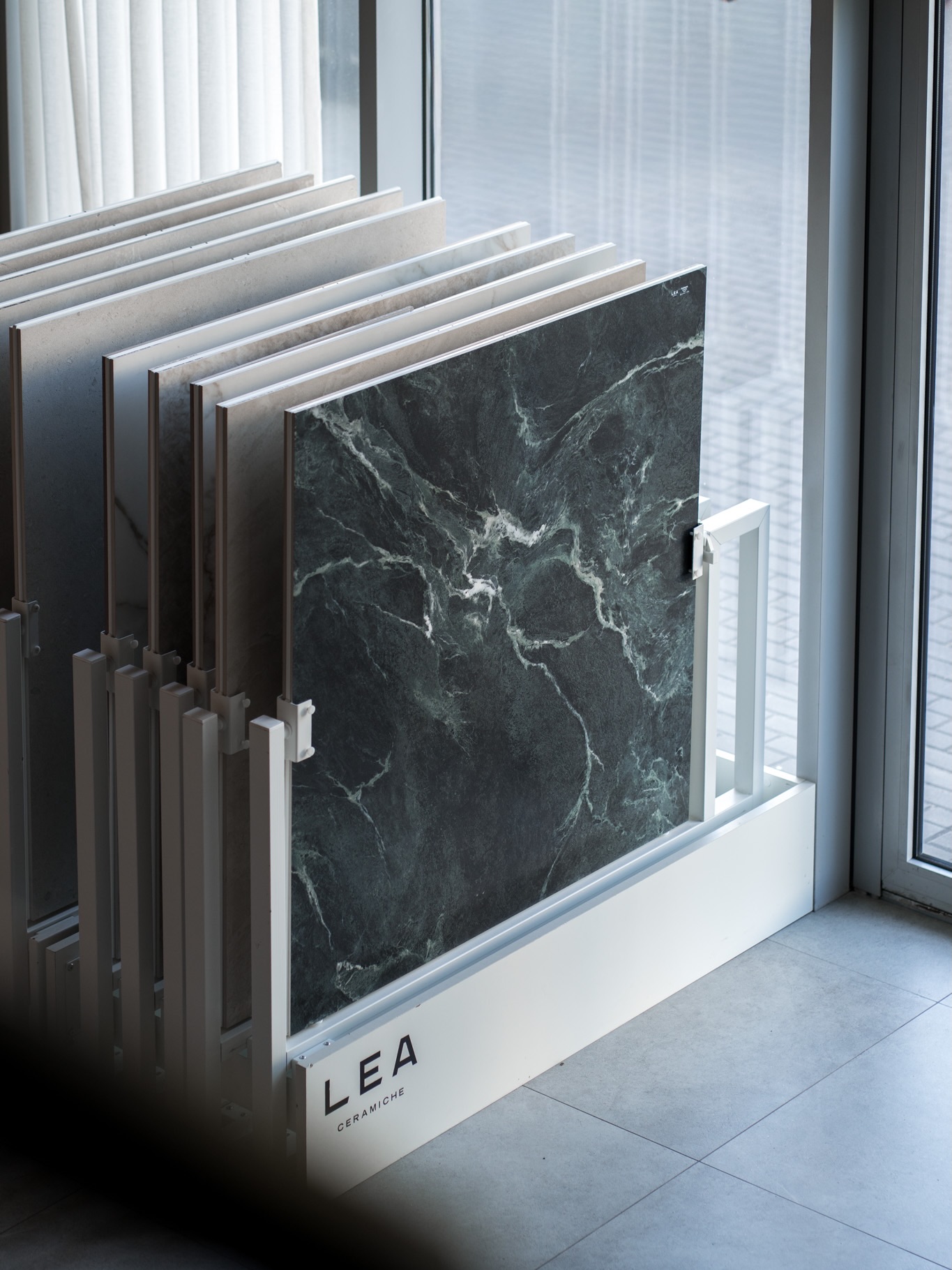 Włoski design, ponadczasowa forma i materiał, który przyciąga uwagę.
𝙇𝙚𝙖 𝘾𝙚𝙧𝙖𝙢𝙞𝙘𝙝𝙚 zachwyca wielkoformatowymi płytami inspirowanymi naturalnym kamieniem. 𝘾𝙖𝙡𝙖𝙘𝙖𝙩𝙩𝙖 𝙑𝙞𝙤𝙡𝙖 to jeden z wzorów szczególnie cenionych przez klientów - jasna baza, charakterystyczne fioletowo-burgundowe żyłowanie i elegancja, która nie poddaje się sezonowym trendom.
𝙆𝙡𝙖𝙨𝙮𝙠𝙖, 𝙠𝙩𝙤́𝙧𝙖 𝙬𝙘𝙞𝙖̨𝙯̇ 𝙧𝙤𝙗𝙞 𝙚𝙛𝙚𝙠𝙩 𝙬𝙤𝙬.
Więcej znajdziesz na naszej stronie:
https://interioteka.pl
Lea Ceramiche | Calacatta Viola | płytki wielkoformatowe | gres porcelanowy | płytki marmurowe | płytki do łazienki | płytki do kuchni | spieki wielkoformatowe | płytki Białystok | showroom wnętrz Białystok | Interioteka